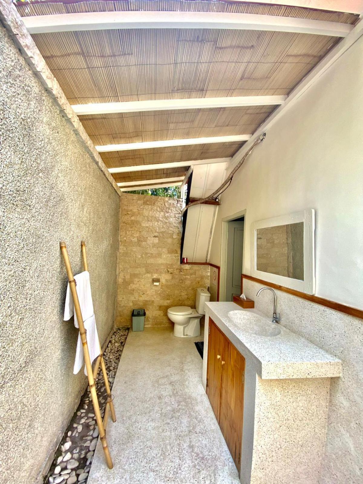 Lucky'S Hostel Gili Air Exterior photo